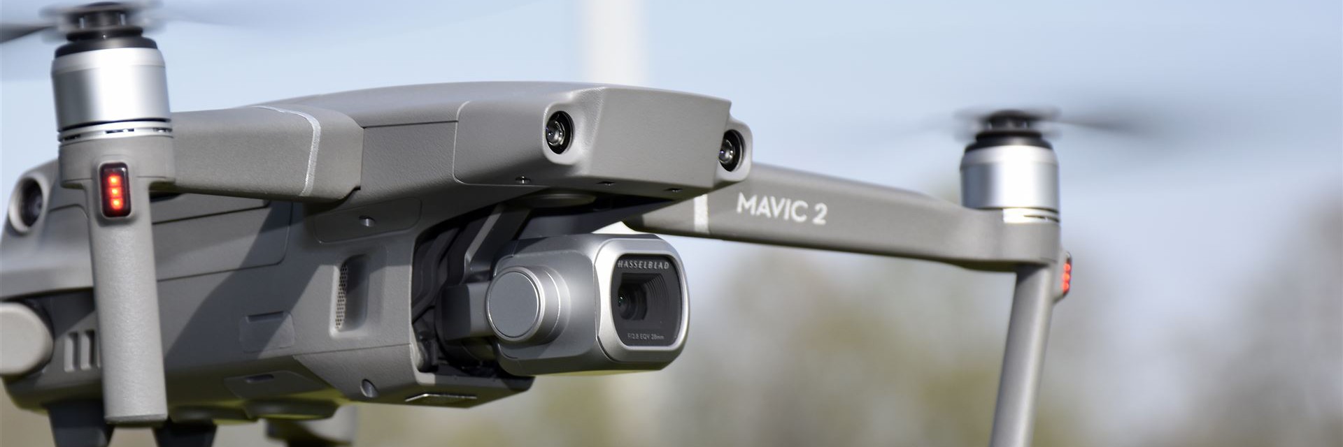 Drohne MAVIC 2 in der Luft gegen einen hellen Himmel.