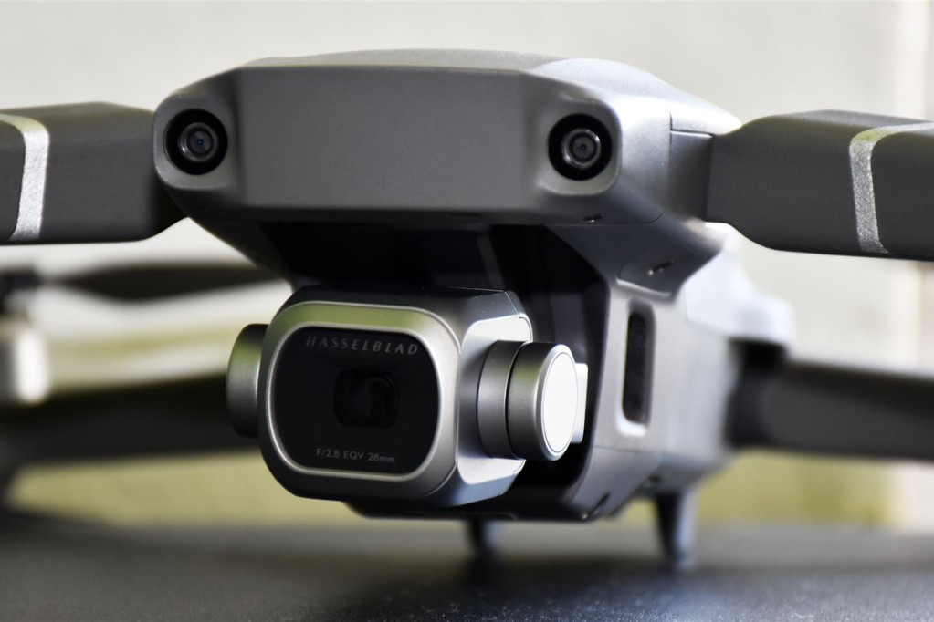 Nahaufnahme eines Hasselblad-Kameragehäuses, das professionell auf einem Gimbal montiert ist.